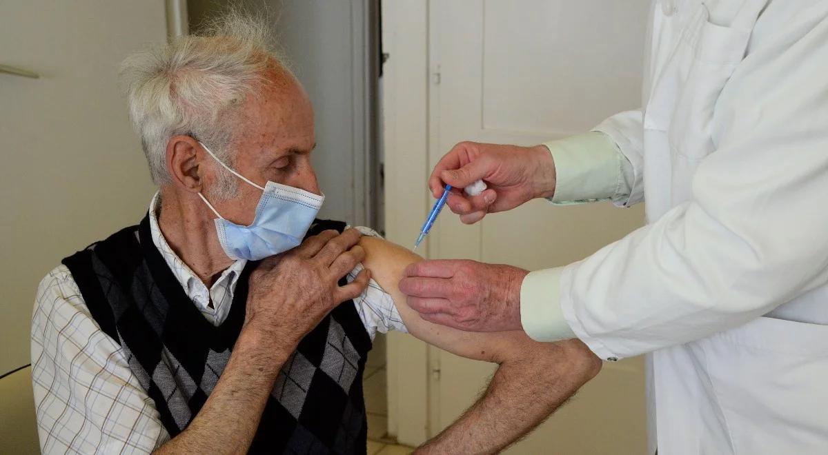 Szczepienia seniorów. Wiemy, ile osób z grupy 70+ jest już po zabiegu lub zapisało się na niego
