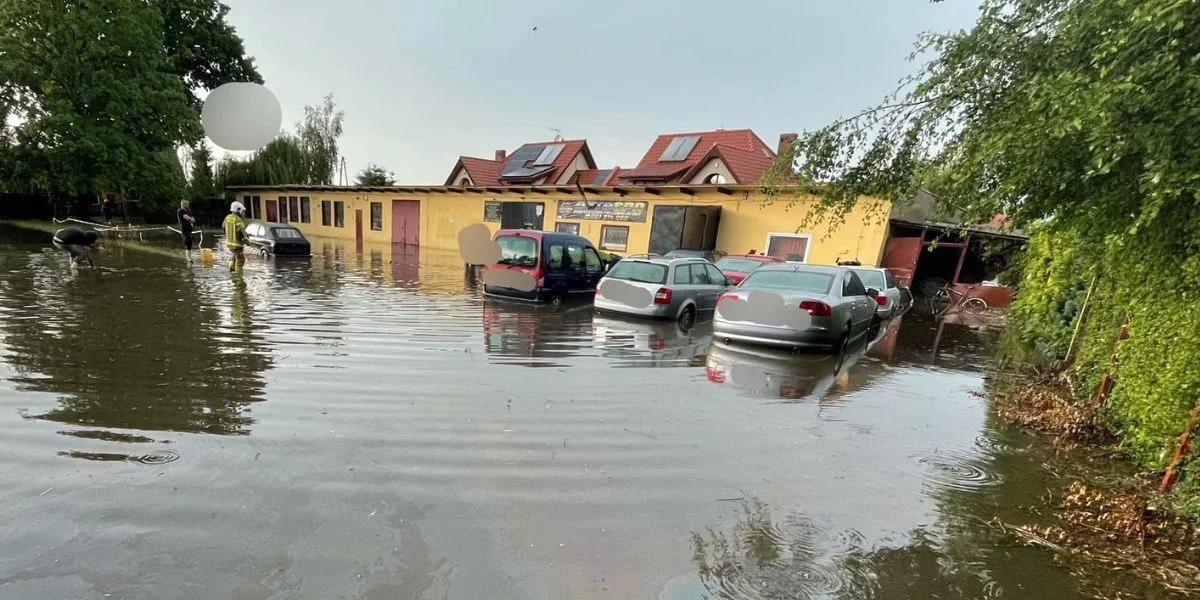 Jezioro na chodnikach, studzienki jak gejzery. Burze nad Polską