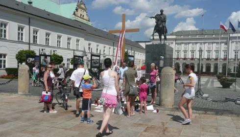 Ekshumacja zwłok pobitego obrońcy krzyża
