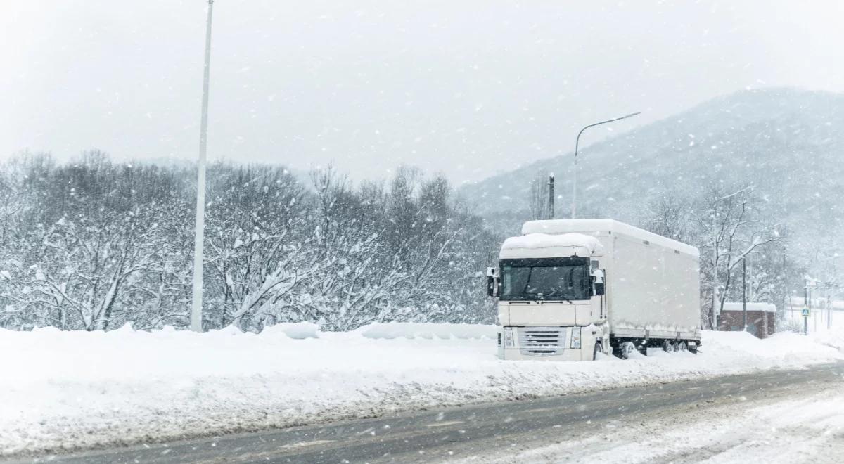 Możliwy zakaz jazdy ciężarówek w ciężkich zimowych warunkach. Zablokowane autostrady w Czechach 