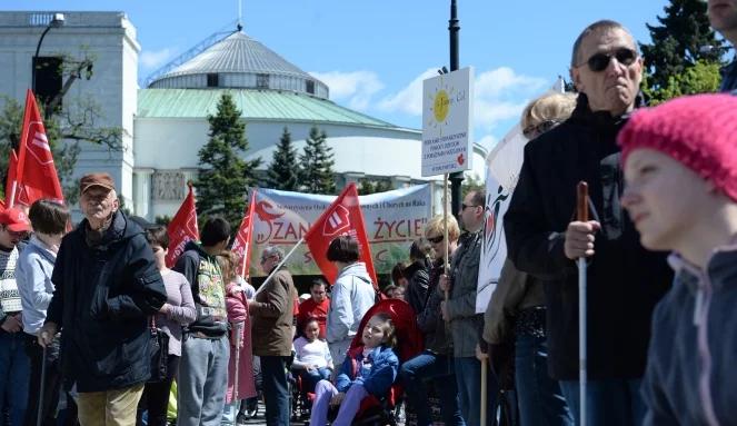 "Motto NFZ - czas leczy rany". Manifestacja niepełnosprawnych w Warszawie