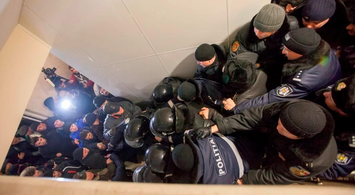 Mołdawia: demonstranci wdarli się do parlamentu