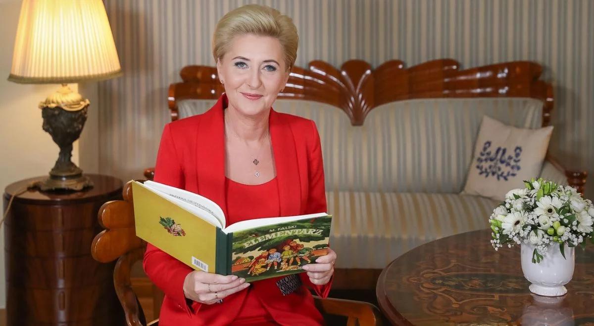 "Wychowały się na nim pokolenia". Pierwsza dama objęła patronatem "Elementarz"