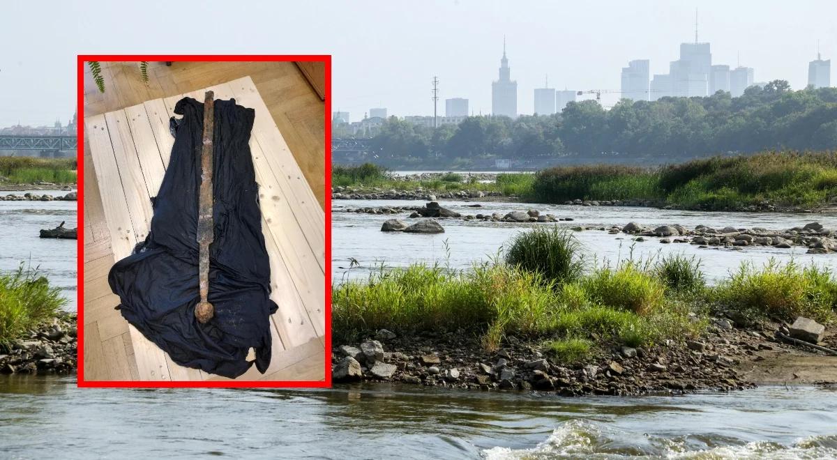 Wisła w Warszawie wysycha i odsłania skarby. Wędkarz "złowił" średniowieczny miecz