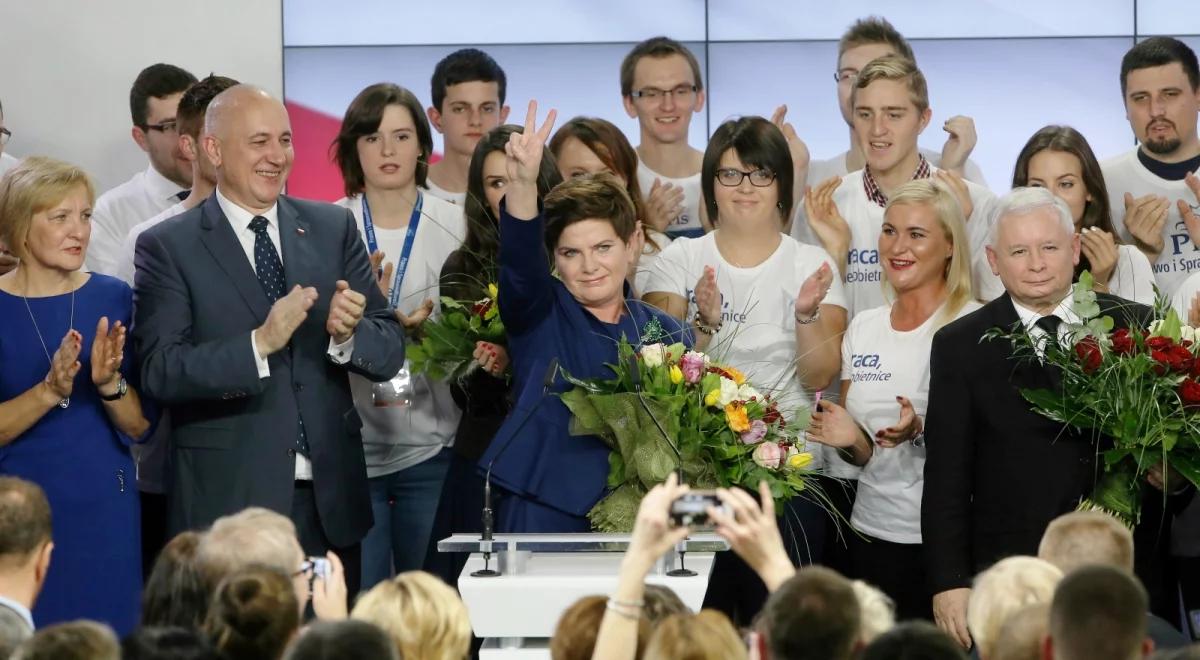 Wybory parlamentarne 2015. Według sondażu exit poll Ipsos do Sejmu wchodzą: PiS, PO, Kukiz'15, Nowoczesna i PSL. KORWiN tuż poniżej progu. PKW nieoficjalnie: frekwencja przekroczyła 50 proc.
