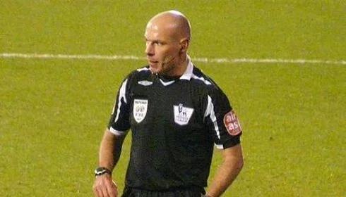 Howard Webb uczy przepisów