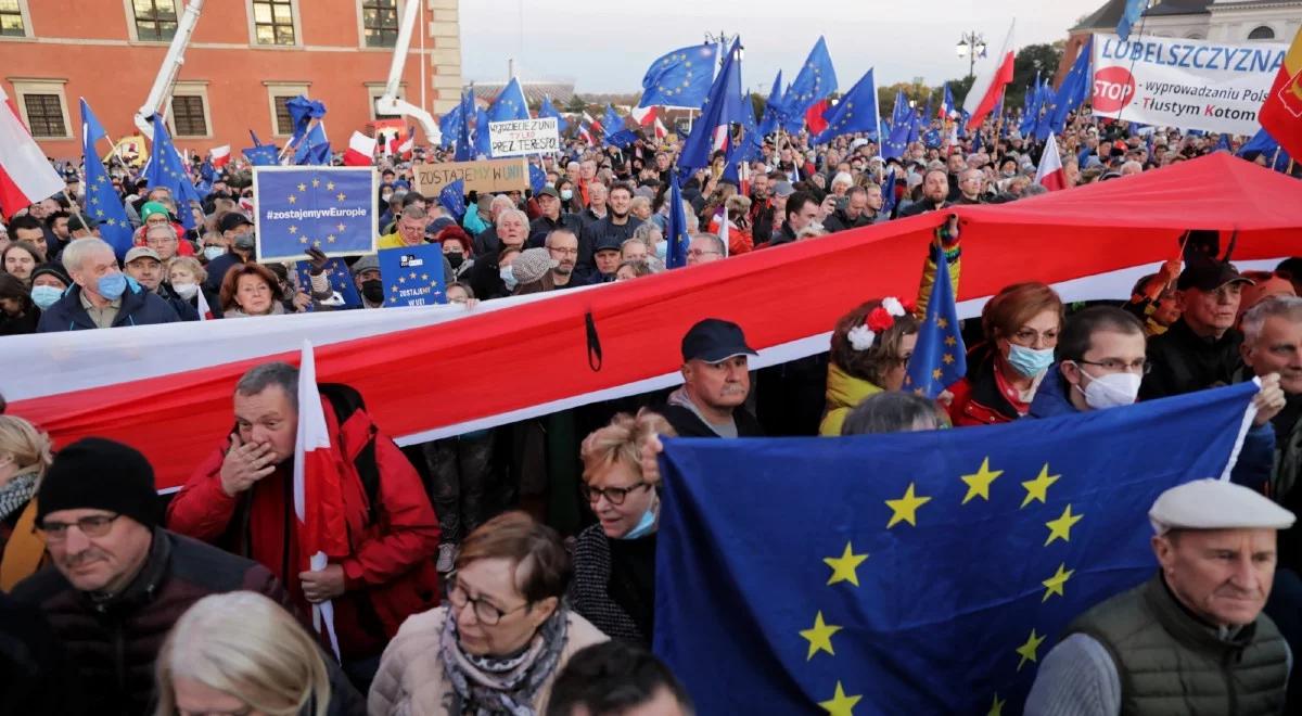 Ile osób było na niedzielnym wiecu w Warszawie? Ratusz mówi o 100 tys., media piszą o czterokrotnie mniejszej liczbie