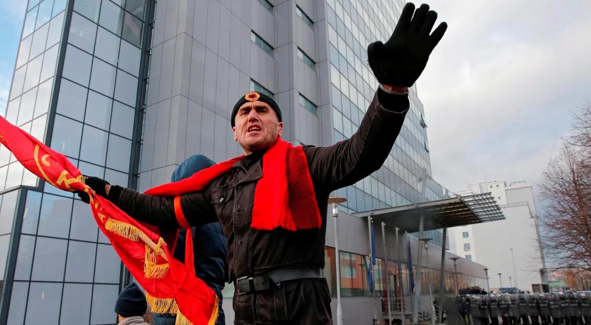 Starcia z policją i podpalony budynek. Antyrządowy protest w stolicy Kosowa 