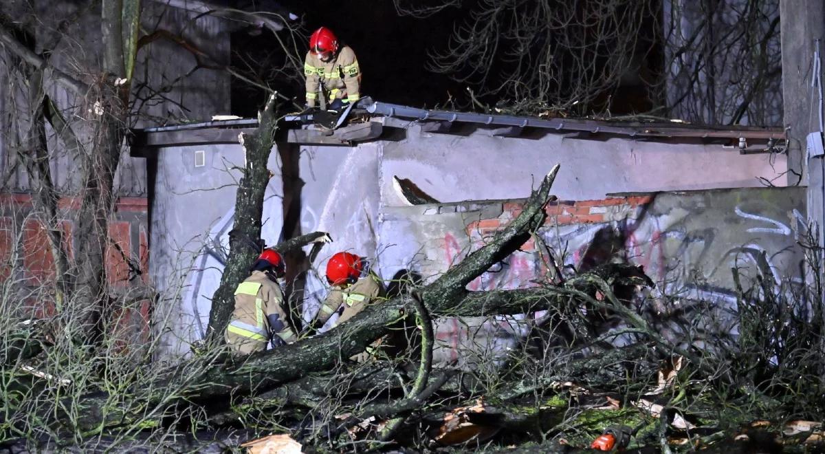 "Kilkaset tysięcy osób pozostaje bez prądu". RCB o skutkach potężnych wichur nad Polską