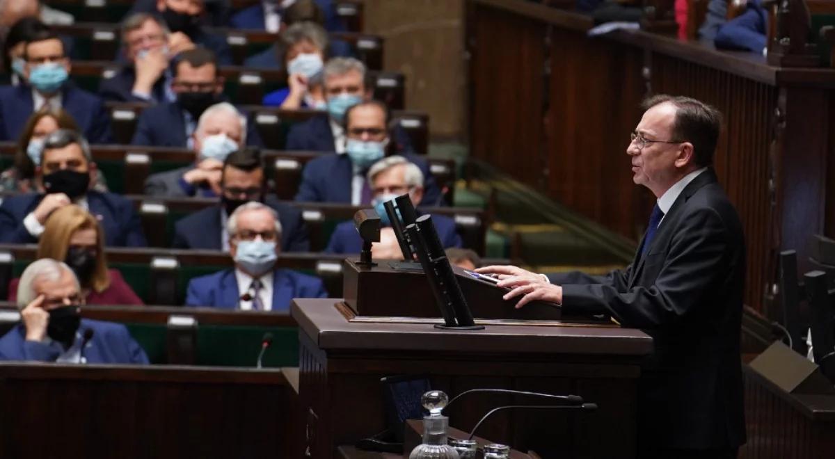 Szef MSWiA: przy granicy z Białorusią przebywa do 4 tys. migrantów. Będą podejmowali kolejne szturmy