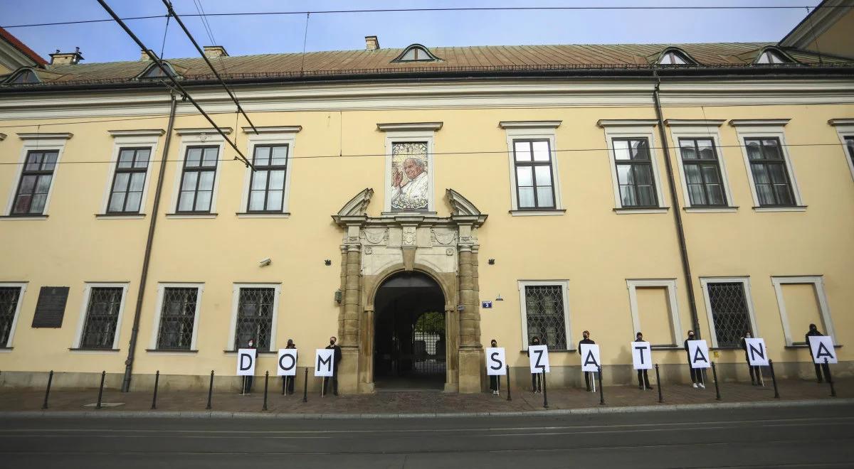 Proaborcyjni aktywiści pod oknem papieskim. Na Franciszkańskiej ustawili napis "Dom Szatana"