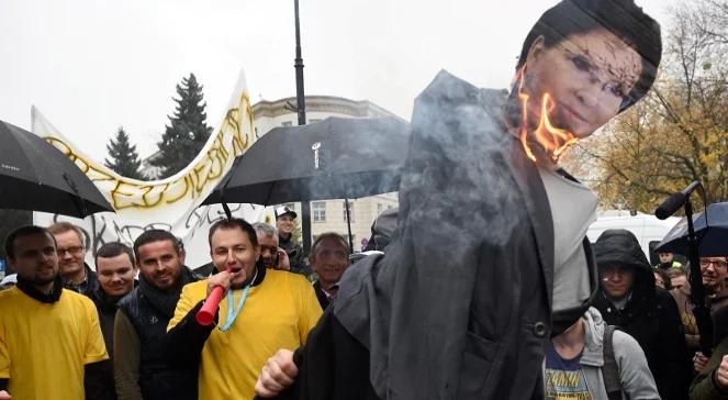 Przedsiębiorcy spalili kukłę premier Ewy Kopacz przed Sejmem