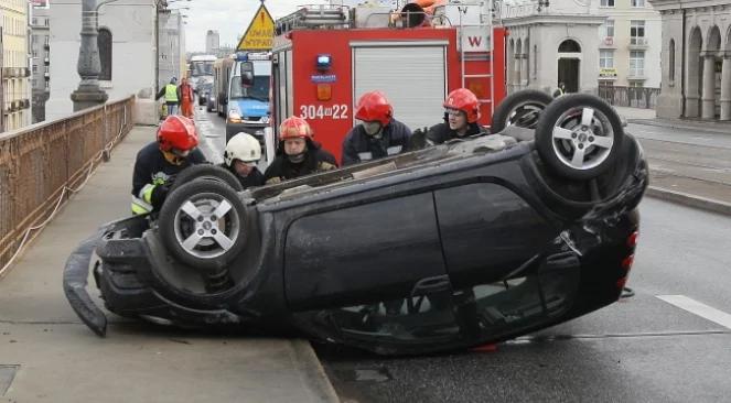 Warszawa: auto dachowało na moście Poniatowskiego