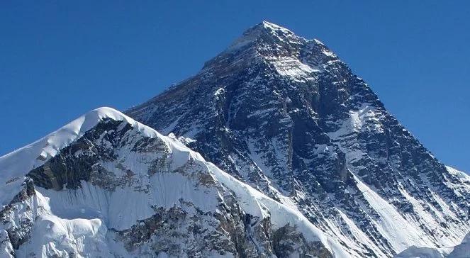 Turyści uwięzieni na Mount Everest wracają do domów