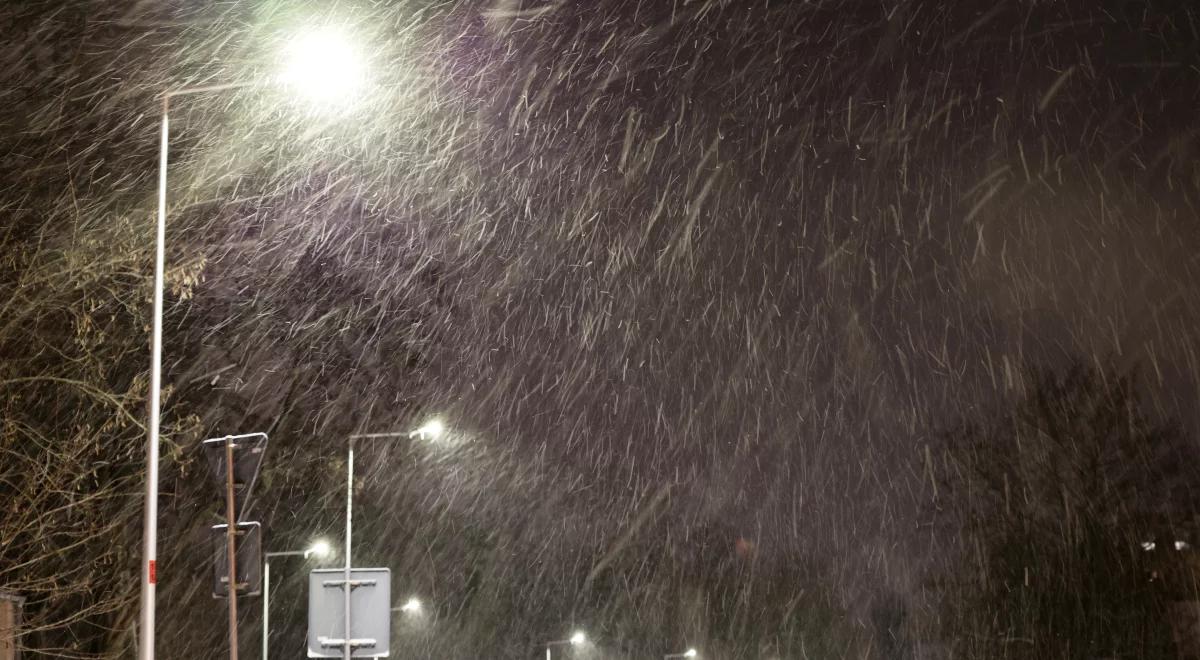 W nocy deszcz ze śniegiem i śnieg. Do tego mróz i marznąca mgła