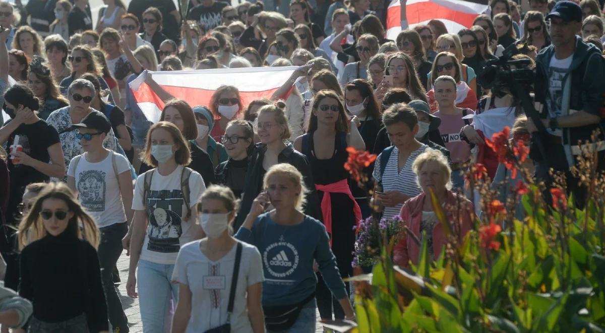 "Niech żyje Białoruś". Tysiące osób protestują przeciw reżimowi Łukaszenki