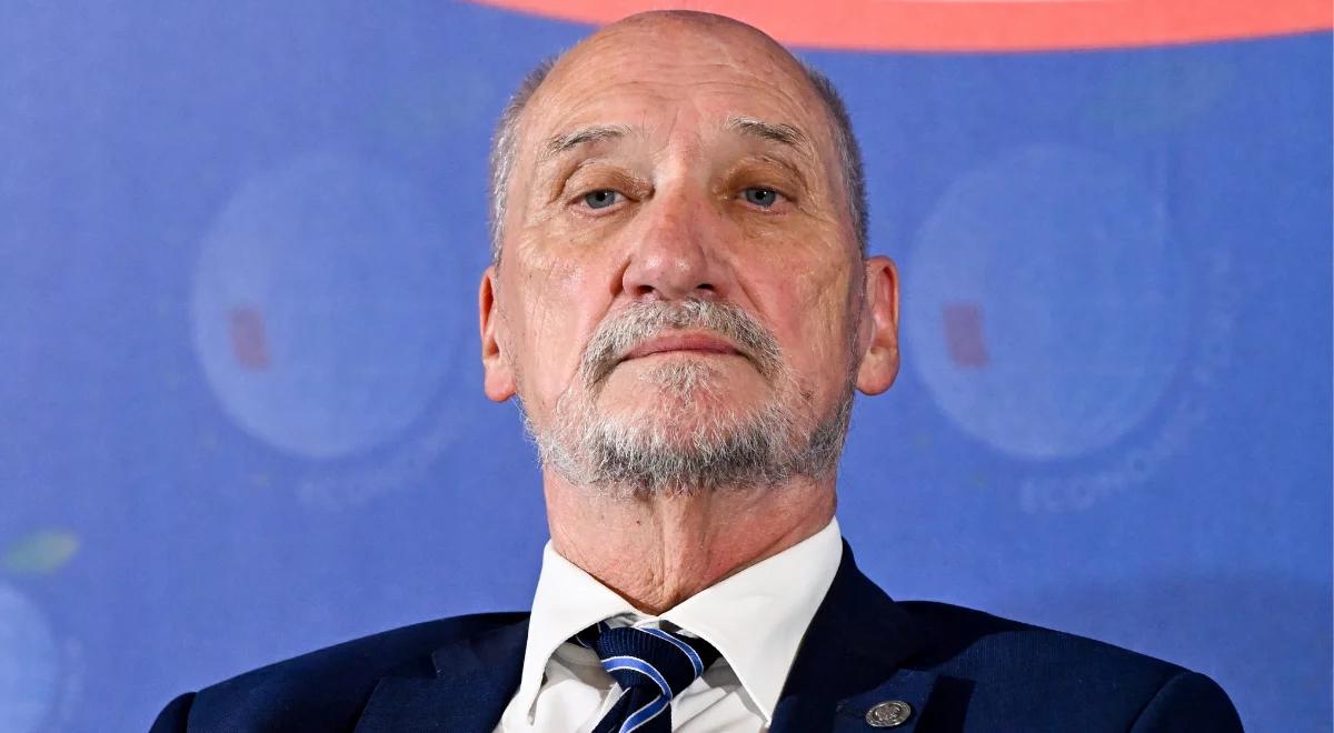 Macierewicz mówił na rozpoczęciu roku o "zbrodni smoleńskiej". Zareagował kurator