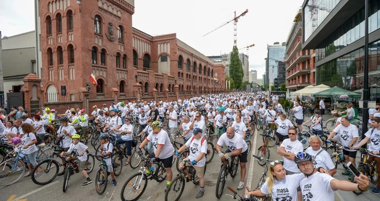 Rowerzyści na szlaku Batalionu "Zośka". Ulicami Warszawy przejechała Powstańcza Masa Krytyczna