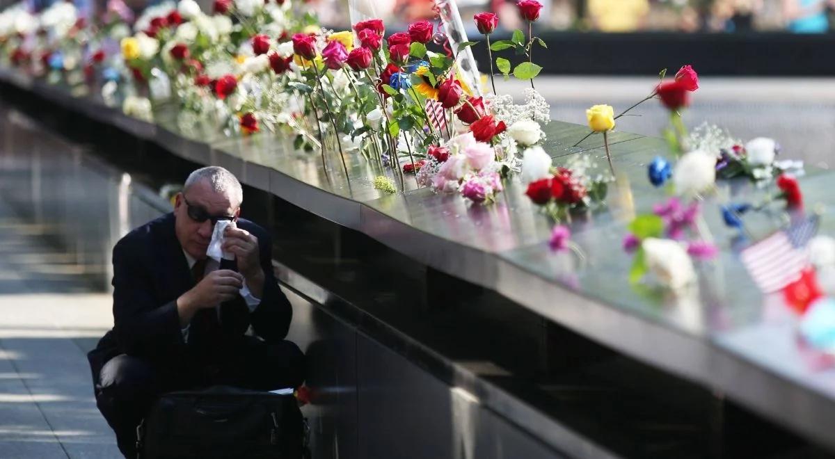 Flaga i hymn USA na Ground Zero. Amerykanie oddali hołd ofiarom zamachów z 11 września