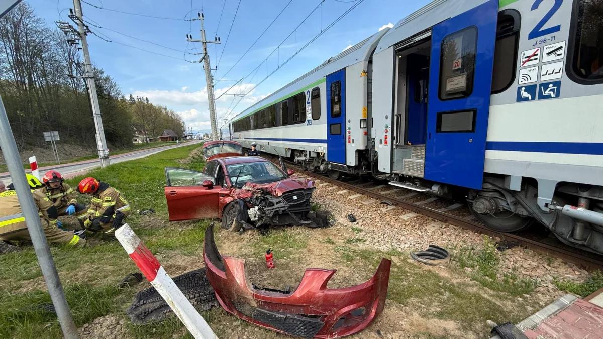 Wypadek w Białym Dunajcu. Auto wjechało pod pociąg Intercity, zakopianka stoi
