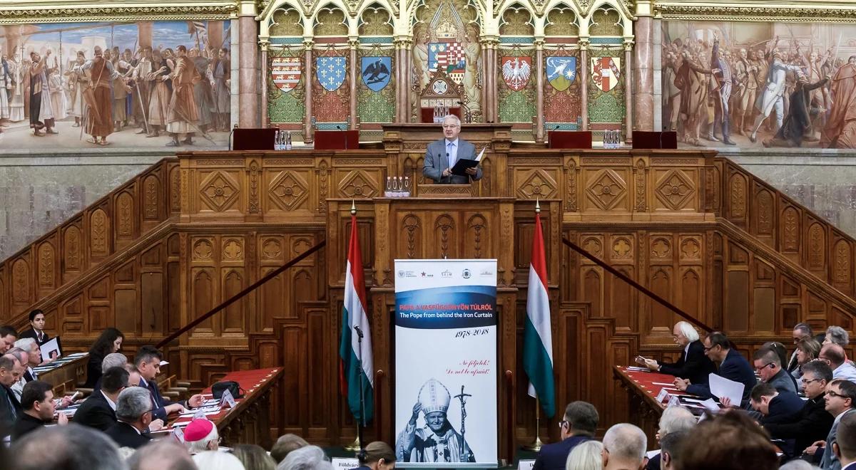 Konferencja "Papież zza żelaznej kurtyny" w budynku węgierskiego parlamentu