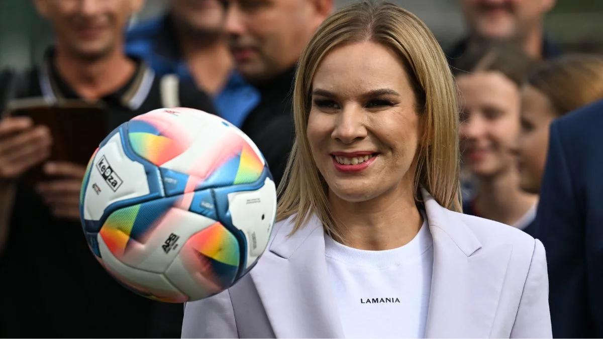 Marta Nawrocka podczas pierwszego wystąpienia. Mówiła o piłce nożnej