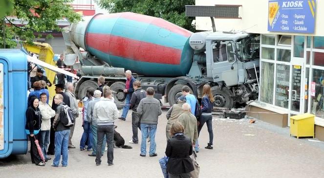 Kielce: betoniarka staranowała kiosk i sklep
