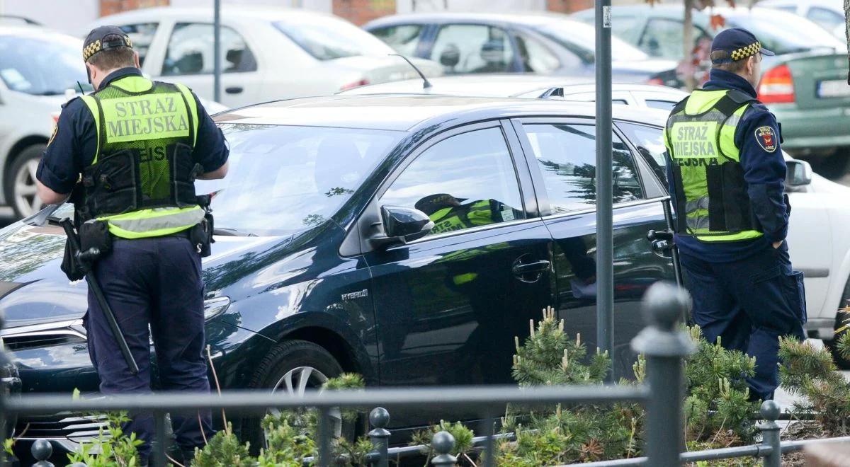 Turyści parkują jak chcą. Ponad 1100 mandatów w Świnoujściu i Kołobrzegu