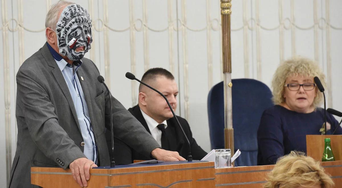 Zaskakujące wystąpienie w Senacie. Jan Rulewski przemawiał w masce