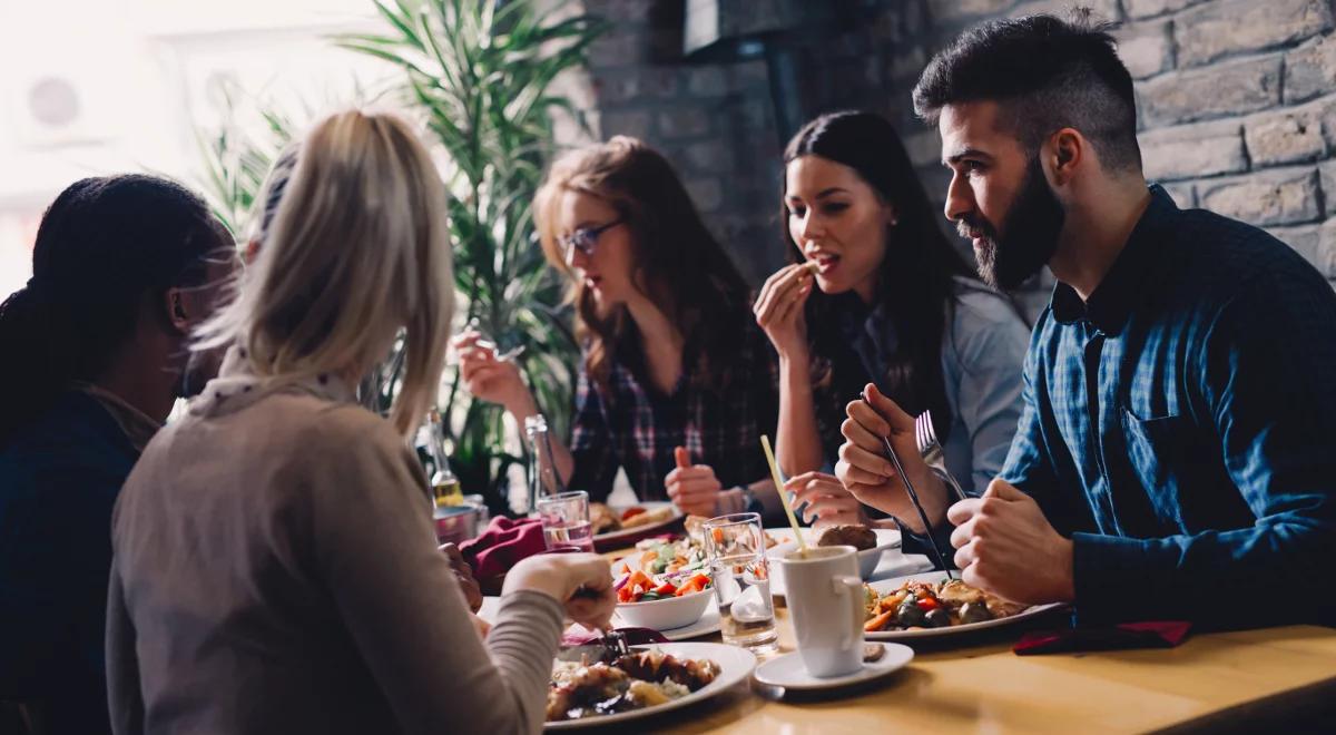 Przez pandemię z branży gastronomicznej odeszło 200 tys. pracowników. Otwarciu lokali towarzyszy brak personelu