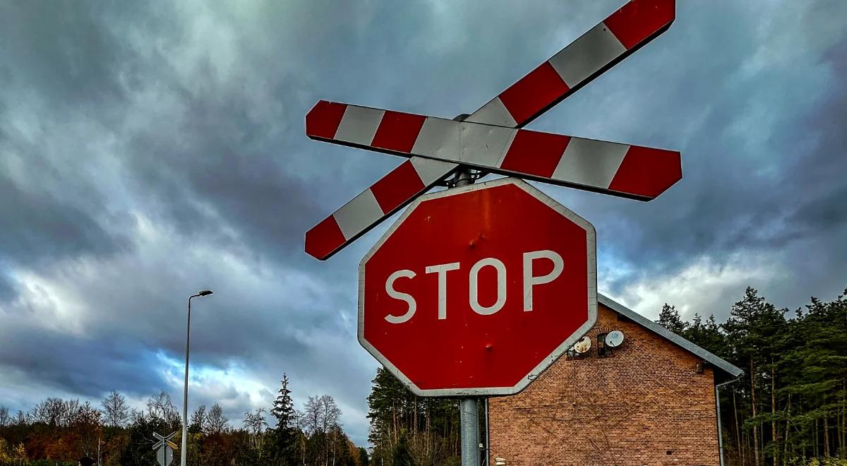 Tragedia na przejeździe kolejowym w Dąbrowie. Pociąg potrącił mężczyznę