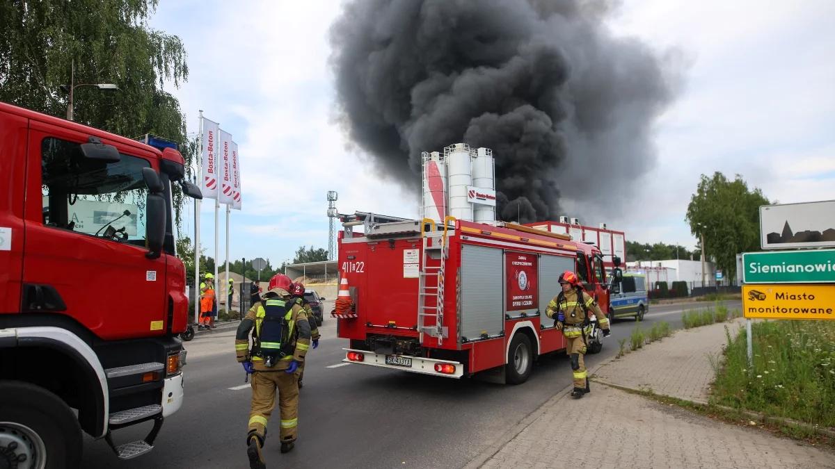 Siemianowice Śląskie. Płonie hala o powierzchni 300 m2. Gęsty dym widoczny z wielu miast