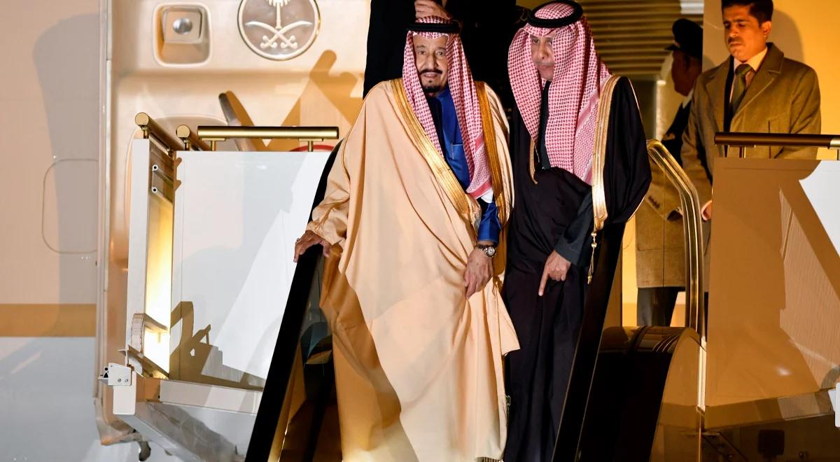 Król Arabii Saudyjskiej przywiózł do Japonii świtę, 460 ton bagażu i złote schody