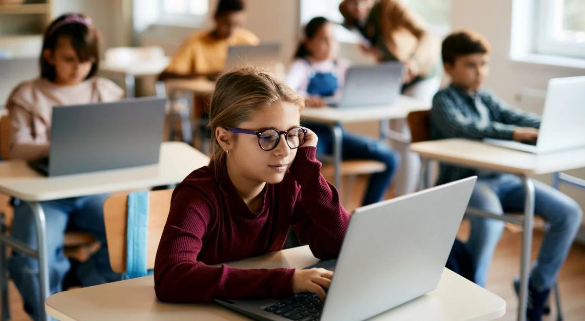 Laptopy dla uczniów i bony na sprzęt dla nauczycieli. Przegłosowano ustawę