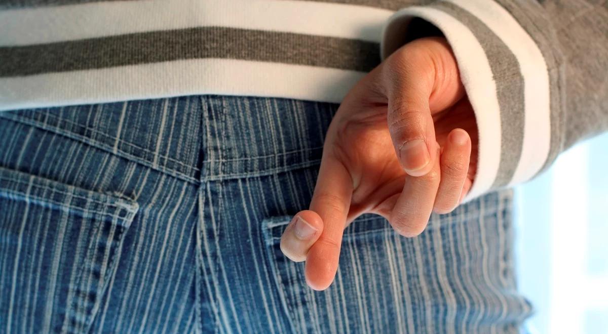 Po czym poznać, że ktoś kłamie? Oto kilka wskazówek