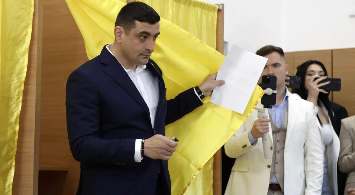 George Simion wygrywa I turę wyborów w Rumunii. "On mówi NIE elitom"