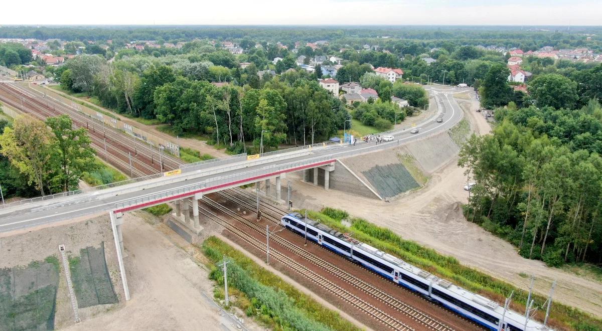 Linia kolejowa Rail Baltica coraz bardziej bezpieczna. Otwarto kolejny wiadukt nad torami