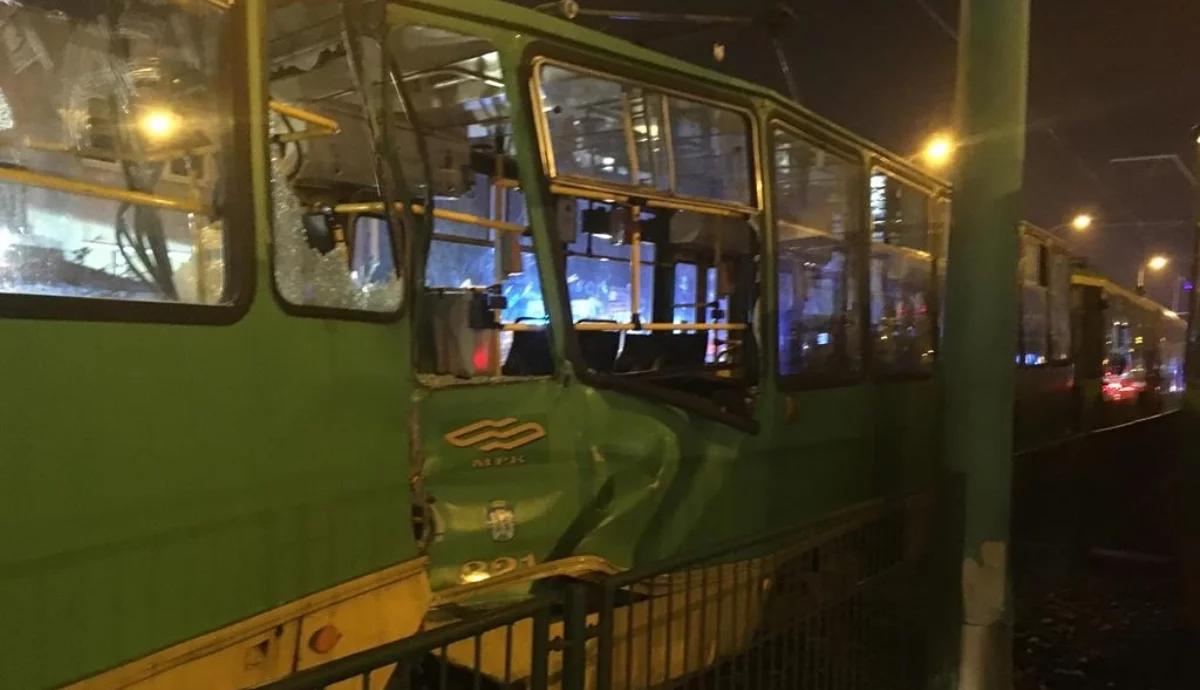 Groźny wypadek w Poznaniu. Zderzyły się trzy tramwaje, są ranni