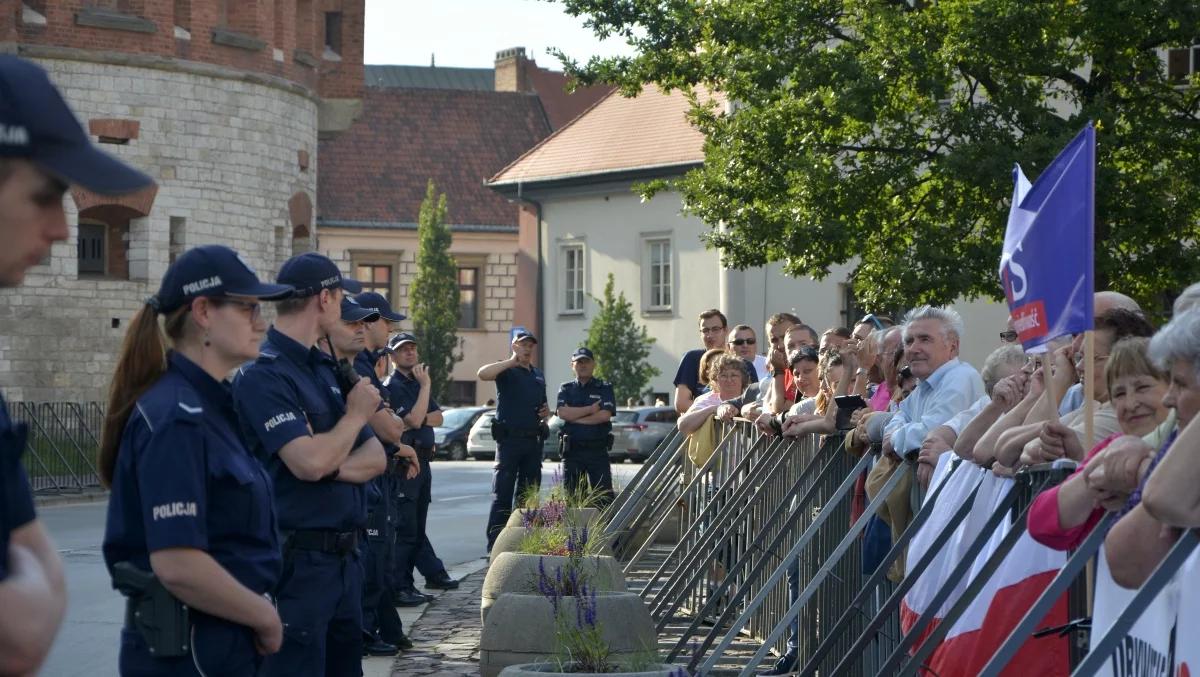 "Raz sierpem raz młotem KOD-owską hołotę" vs.  "To jest Wawel, nie Nowogrodzka". Prezes PiS odwiedził grób Lecha i Marii Kaczyńskich na Wawelu