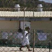 B. więzień z Guantanamo zintegruje się w Europie