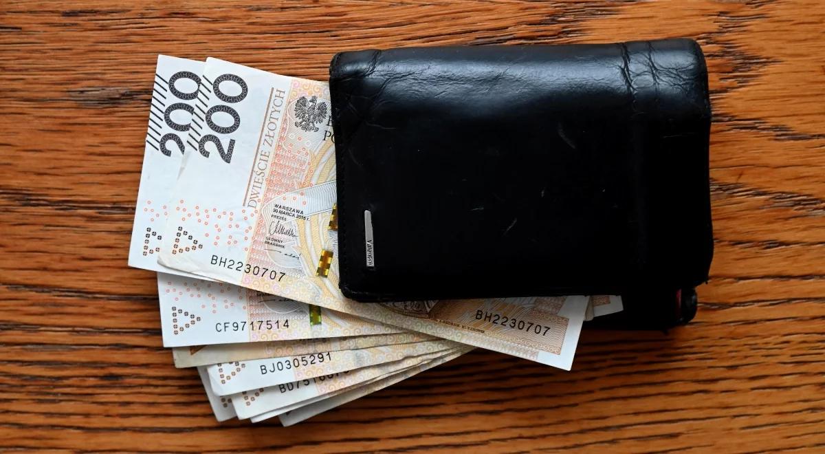 7266 zł brutto dzieli Polskę na pół. Takie są realne zarobki