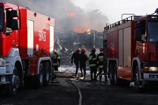 Żrące opary, wybuchy, potężny pożar rozlewni w Łodzi. "Paliła się ulica"