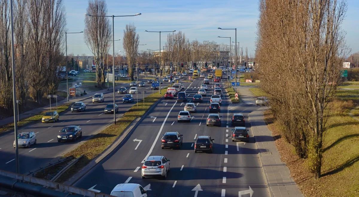 Zakaz sprzedaży nowych aut spalinowych po 2035 roku. Anna Moskwa: to szkodliwe dla gospodarki i obywateli