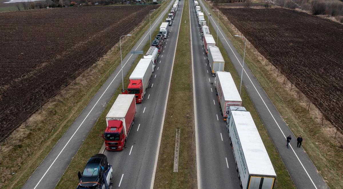 Rolnicy blokują przejścia z Ukrainą. Rośnie kolejka ciężarówek po polskiej stronie