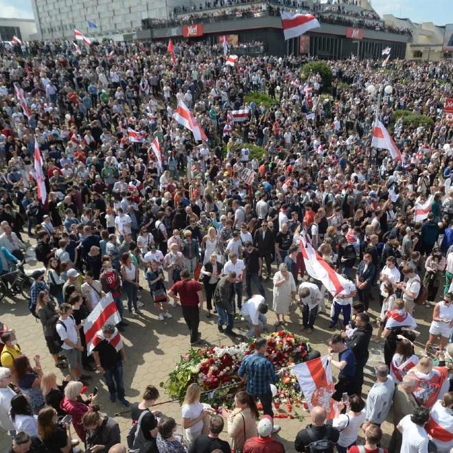 "Nie wybaczymy!", "Odejdź!", "Strajk!". W Mińsku tłumy na miejscu śmierci ofiary OMON-u