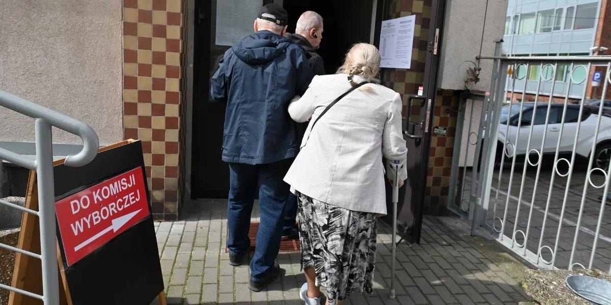 Stał pod lokalem wyborczym i oferował pieniądze. Sprawę bada policja