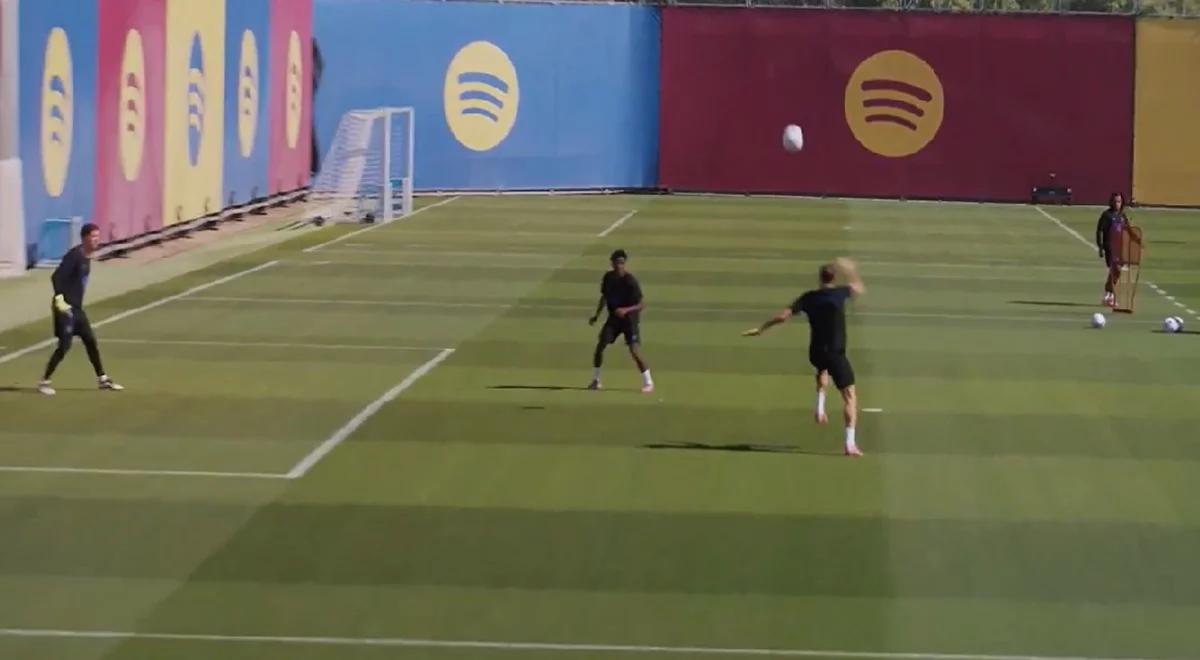 Lewandowski zabawił się na treningu Barcelony. Czapki z głów za tego gola [wideo]