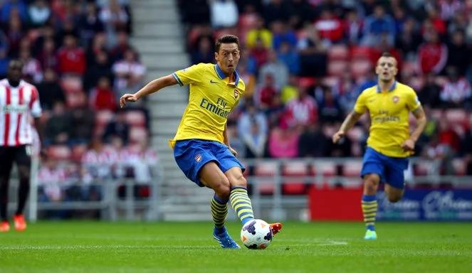 Premier League: świetna passa Arsenalu, udany debiut Oezila
