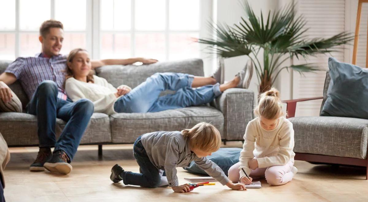 "Nasze programy poprawiają standard życia rodzin". Maląg podaje twarde dane