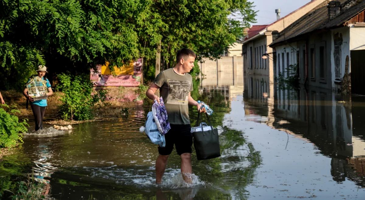 Katastrofalne skutki wysadzenia tamy na Dnieprze. Co najmniej 1335 budynków jest pod wodą